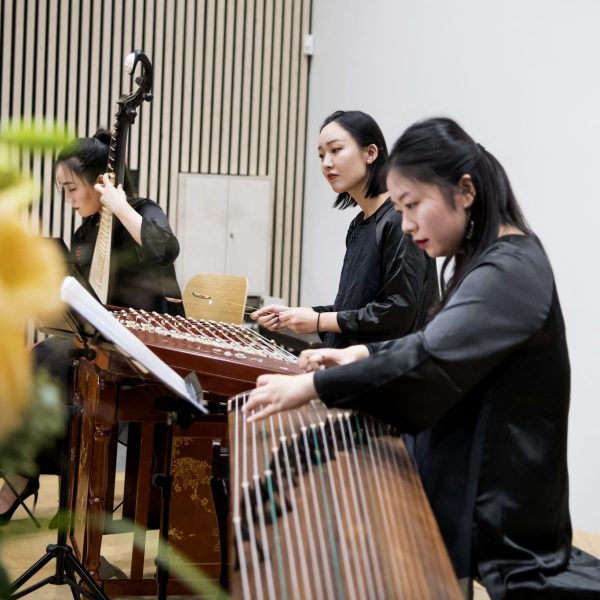 Kinesisk musiker, der spiller guqin