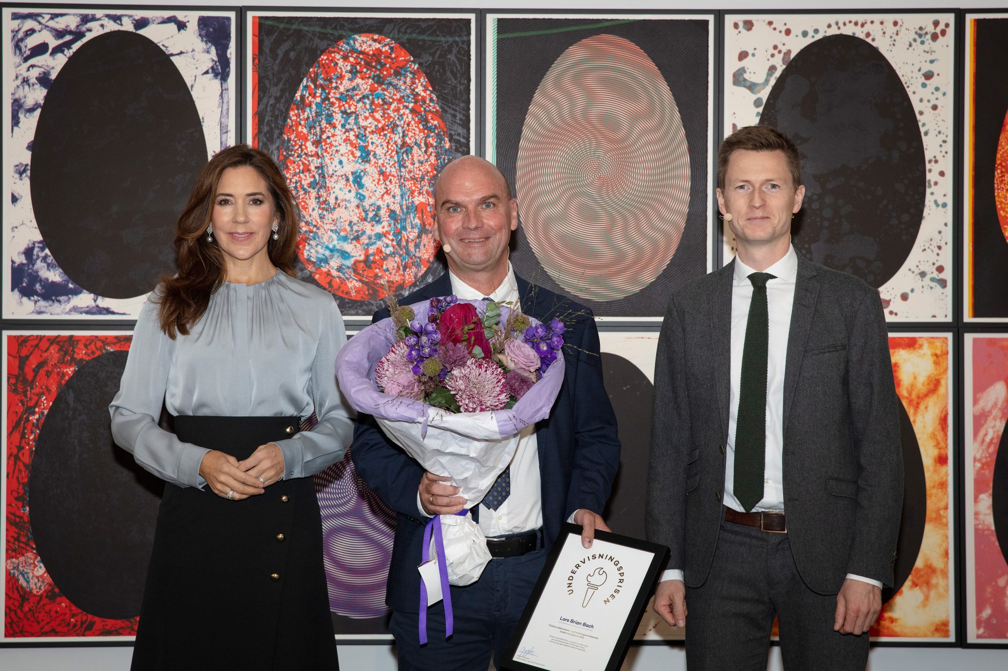 Lars Bach med Dronning Mary og minister Jesper Pedersen