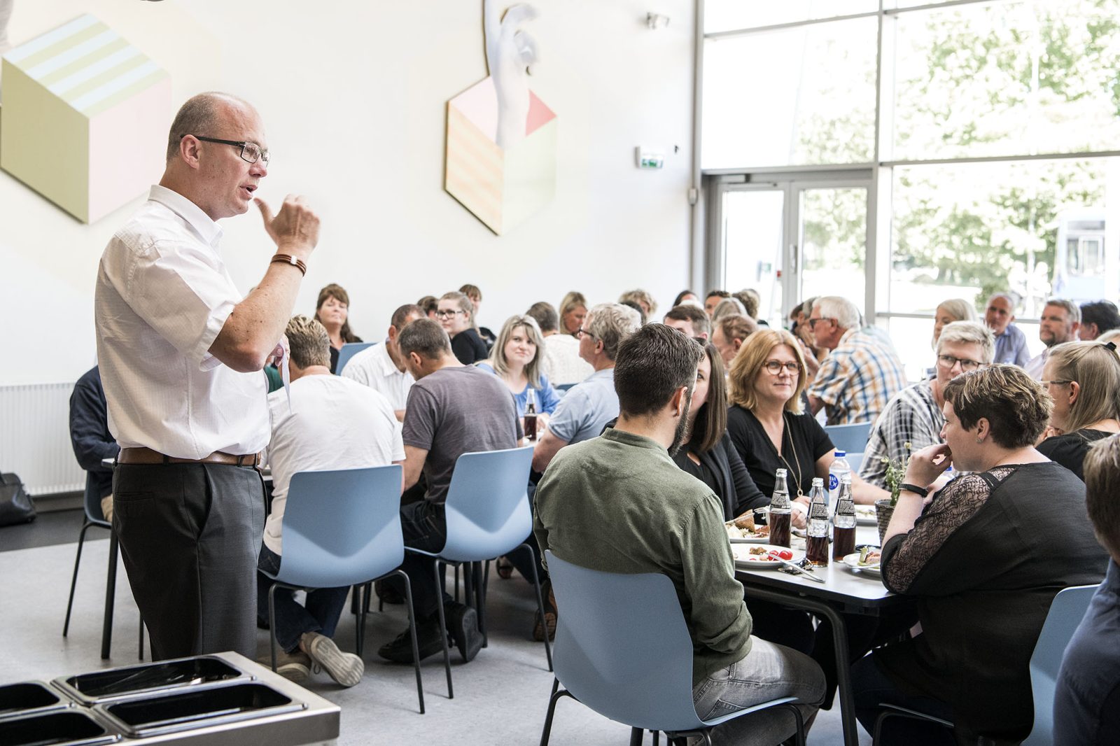 Billede af Jørn Pedersen der holder tale, da IBA fejrede sin akkreditering. Picture of Jørn Pedersen giving a speach when IBA celebrated the accreditation.