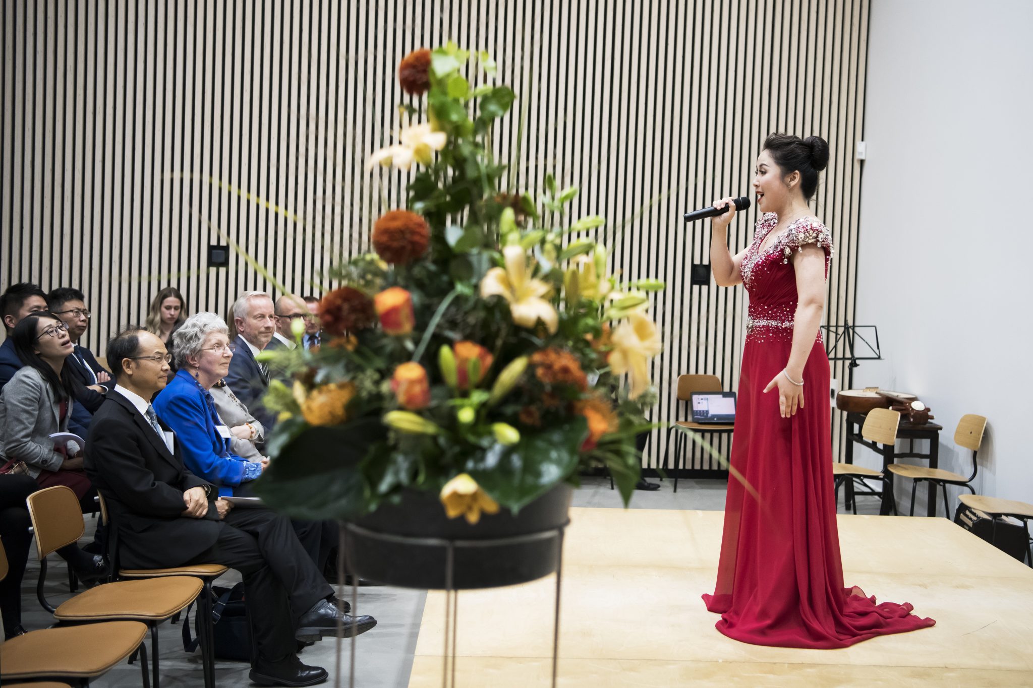 A singer in a red dress from Shanghai, Wei Qidan