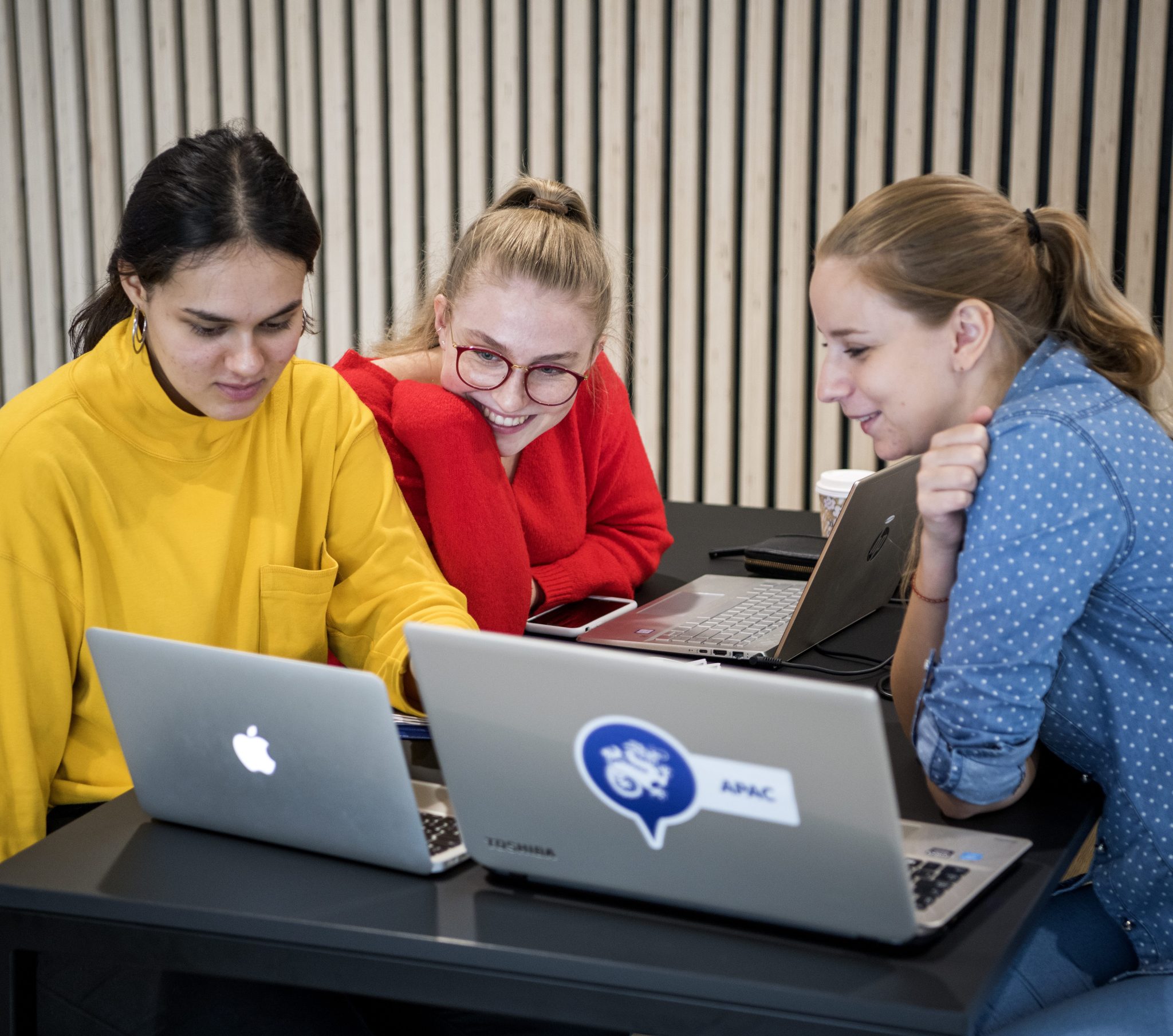 Studerende omkring en computer.