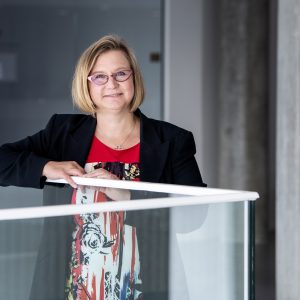 Kelli Terkelsen ved et gelænder