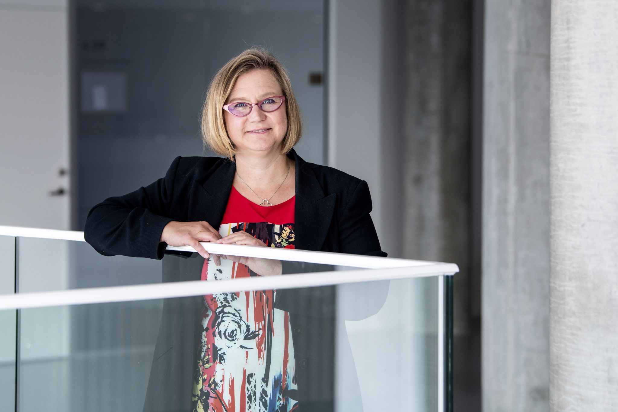 Kelli Terkelsen ved et gelænder