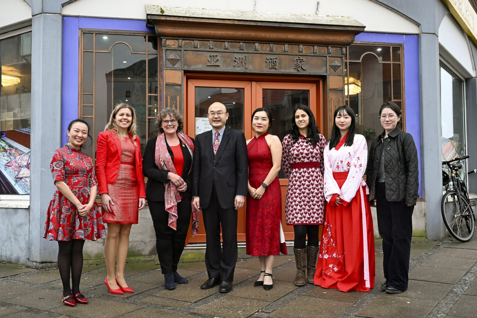 Fungerende rektor for IBA Erhvervsakademi Kolding Jeanette Lemmergaard, First Secretary Xiaochuang Wu fra den Kinesiske Ambassade i Danmark, Direktør for Confucius Institute Ildikó Antal og resten af teamet bag Confucius Institute.