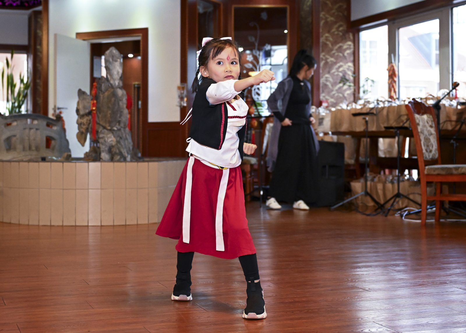 Lille pige i ført kinesisk tøj.