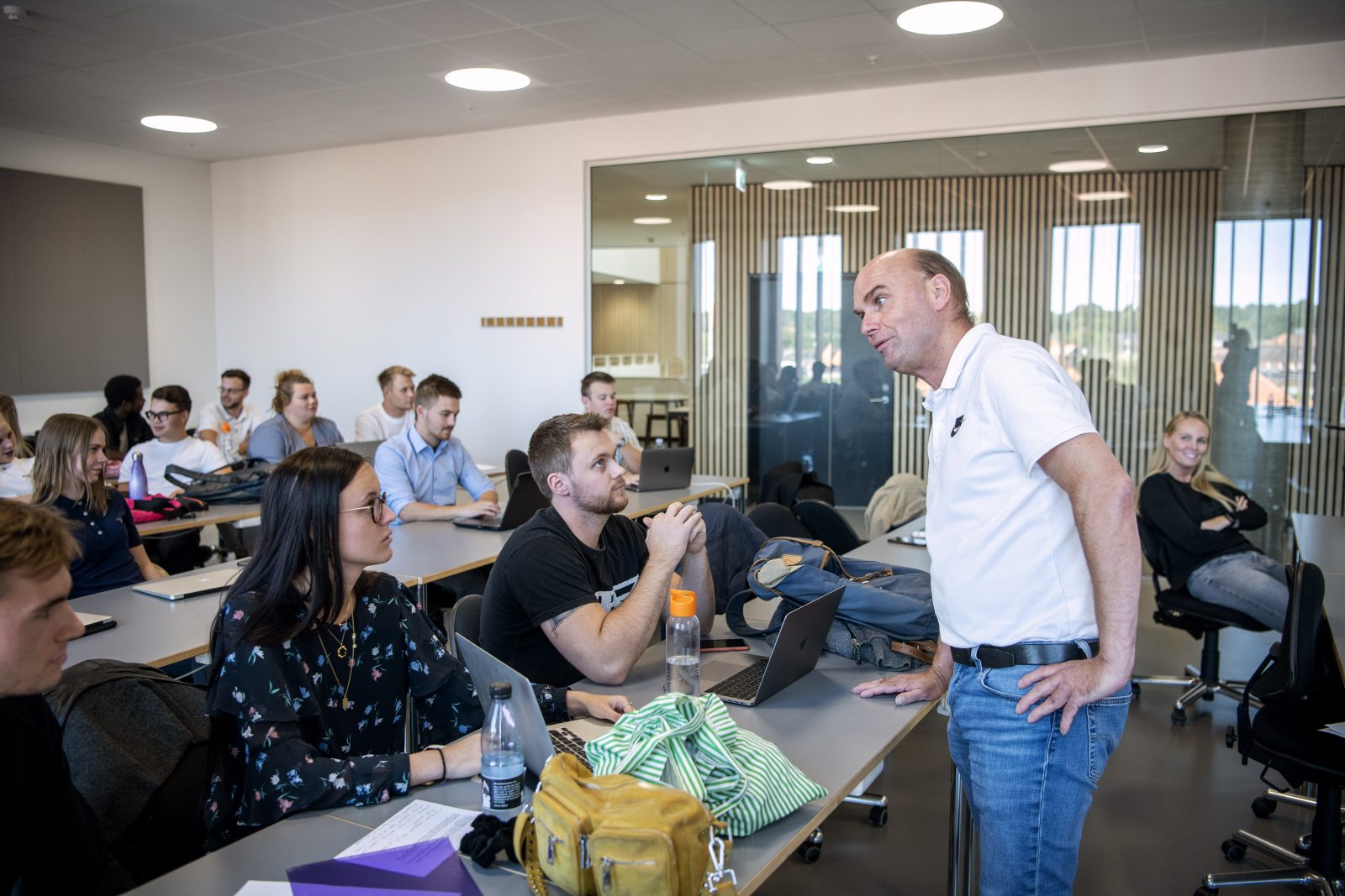Billede af Lars Bach i en undervisnings situation.