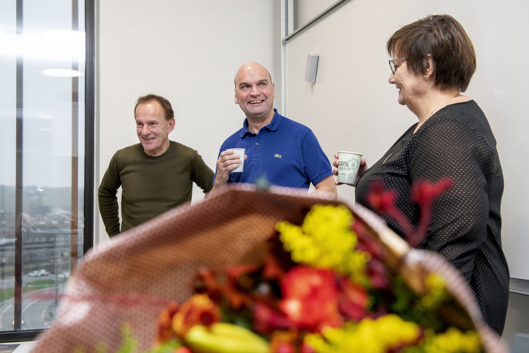 Lars omgivet af hans uddannelseschef og rektor