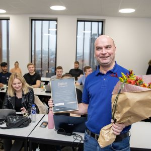 Lars Bach med diplom og blomster