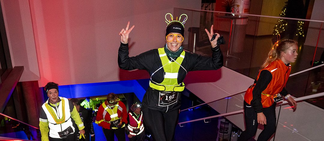 Løbere fra Kolding Light Run, der løber op af trappen på IBA.