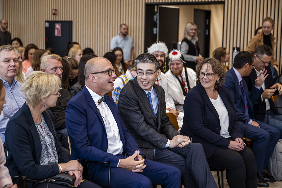 Kinas Ambassadør i Danmark mr. Feng Tie, IBA’s fungerende rektor Jeanette Lemmergaard og bestyrelsesformand for IBA Jørn Pedersen var blandt de mange fremmødte, da Confucius Institute fejrede Mid-Autumn Festival.