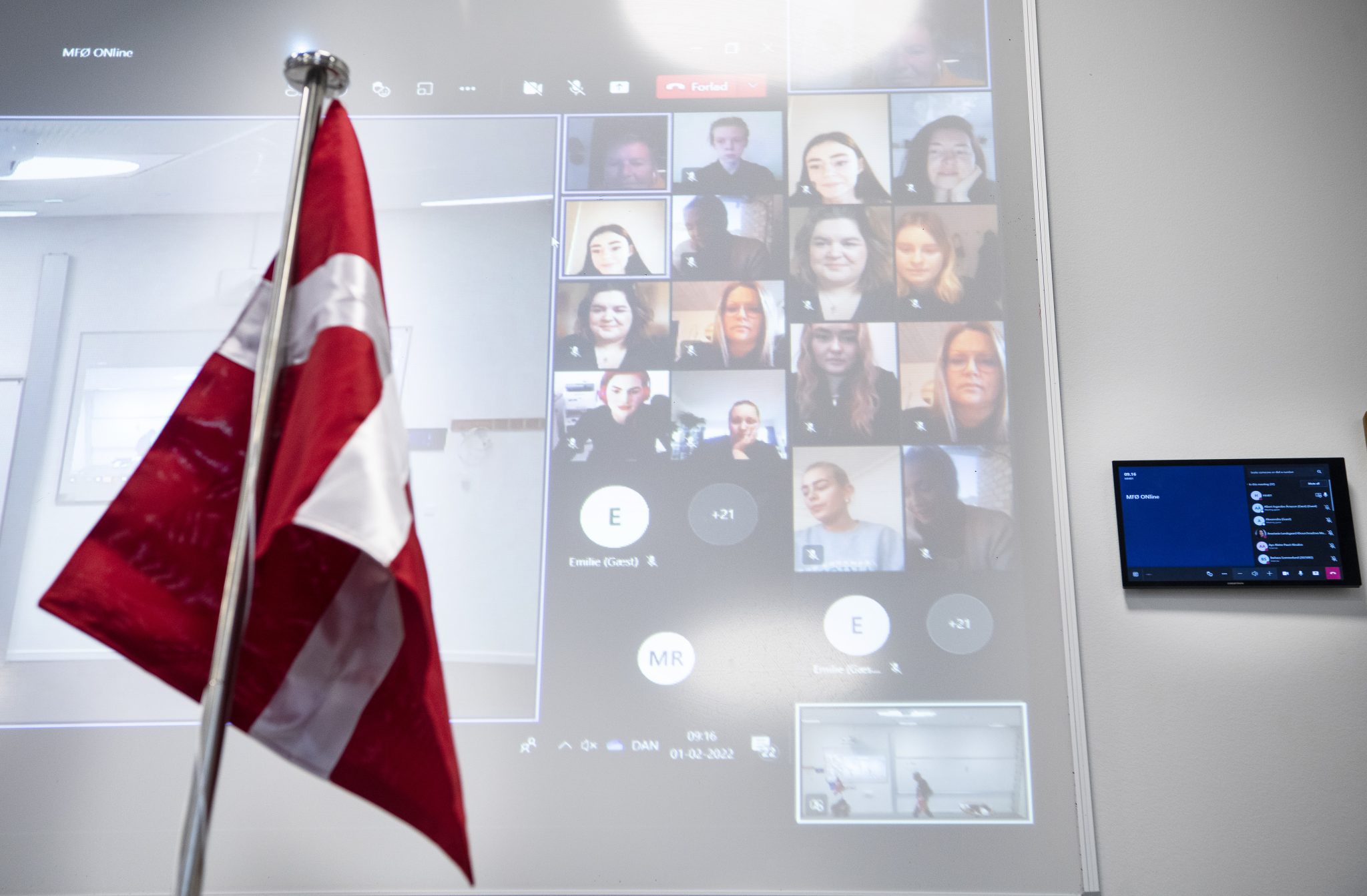 Billede af et hold studerende der deltager til undervisningen online