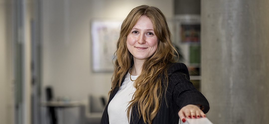 Bilglade Sara drøner afsted med studieprisen