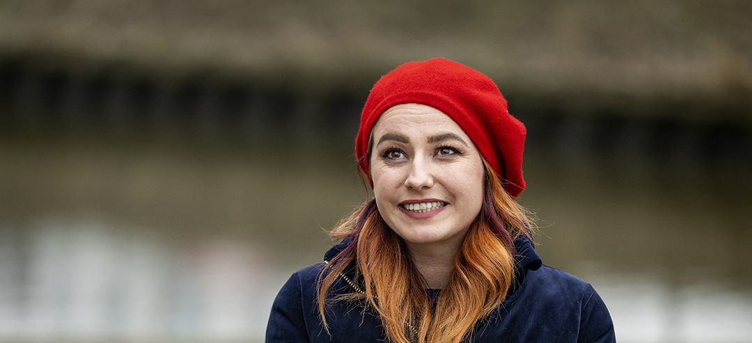 Festglade Sarlota skal få sit hjemland til at drikke dansk gin