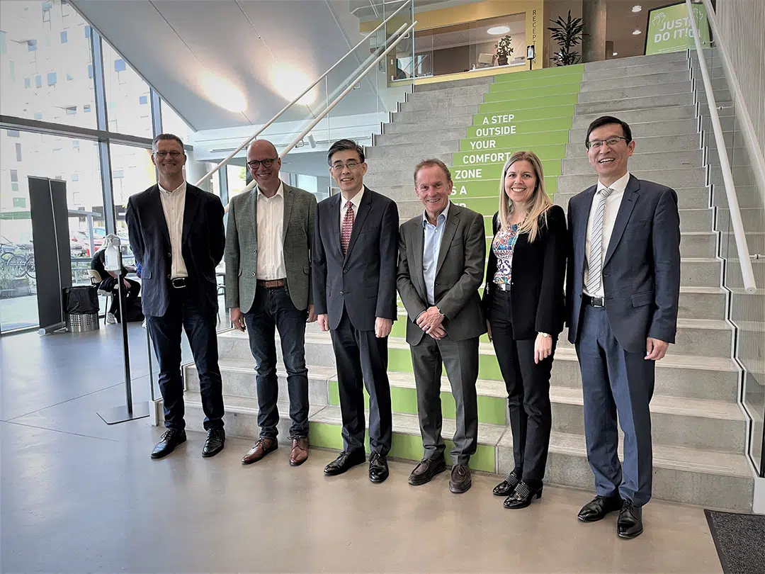 Billede af tidligere rektor, Niels Egelund, Ildikó Antal, Feng Tie, Jørn Pedersen og to andre.