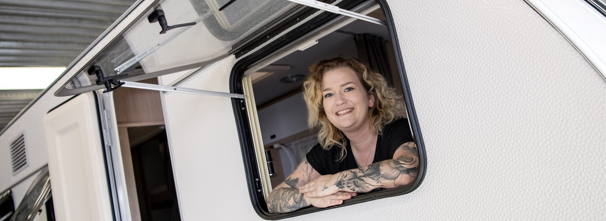 25-årige Emma nyder den uhøjtidelige stemning i campingfirmaet