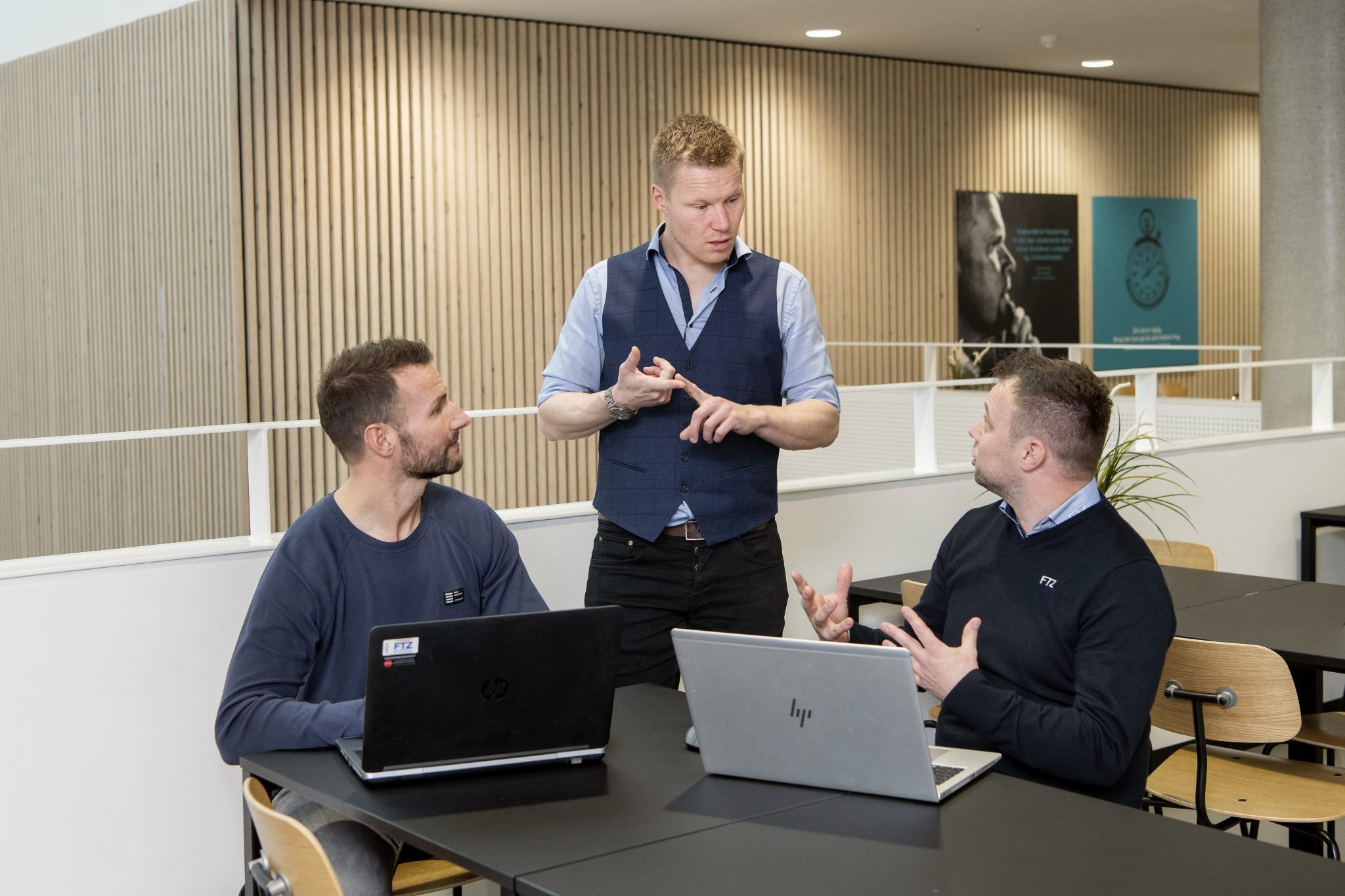 To studerende har dialog med Fredrik fra IBA