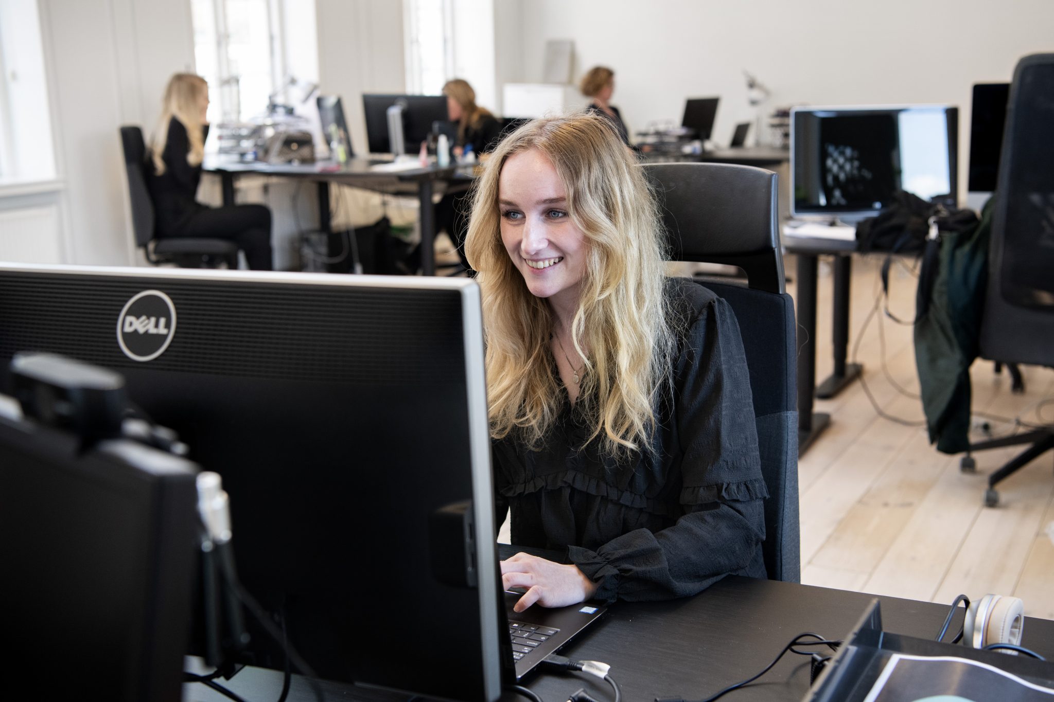 Julie ved computeren