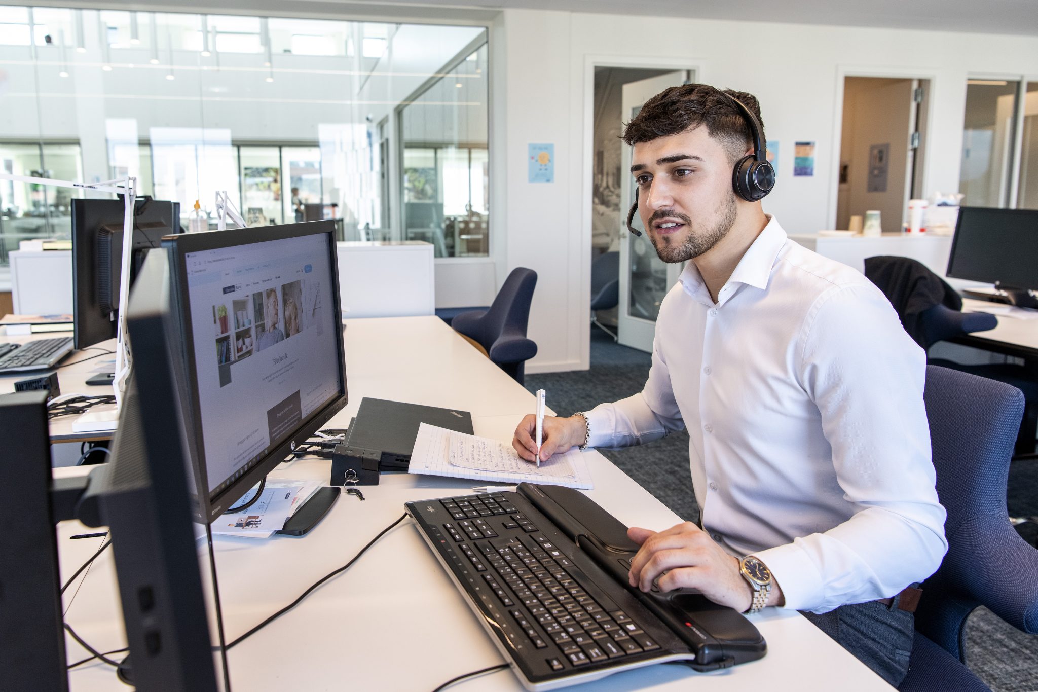 Mergim ved computeren