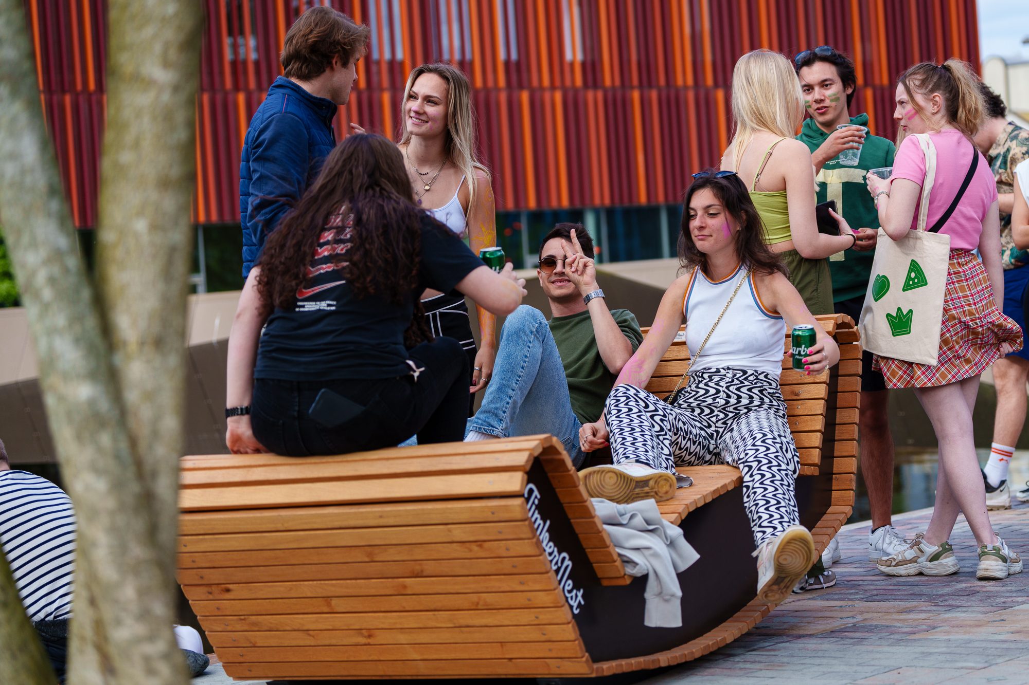 Studerende der hænger ud i campus fælles område foran IBA's bygning.