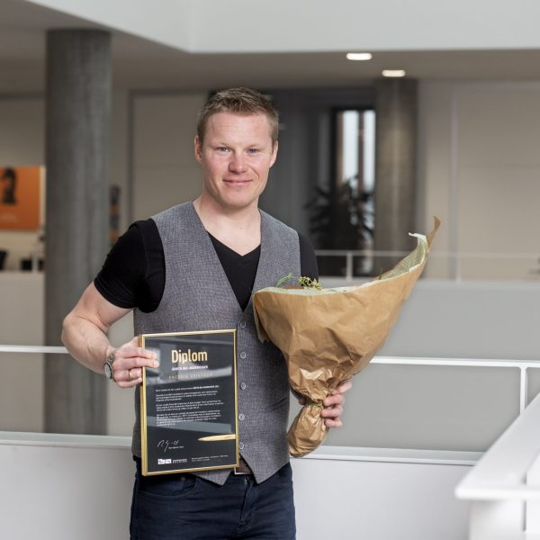 Fredrik Seistrup med diplom og blomster.