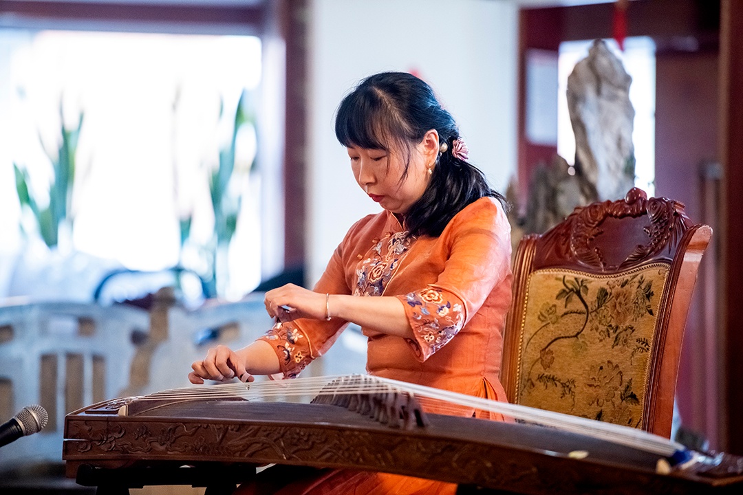 Gao Shuo plays on the chines instrument guzheng.