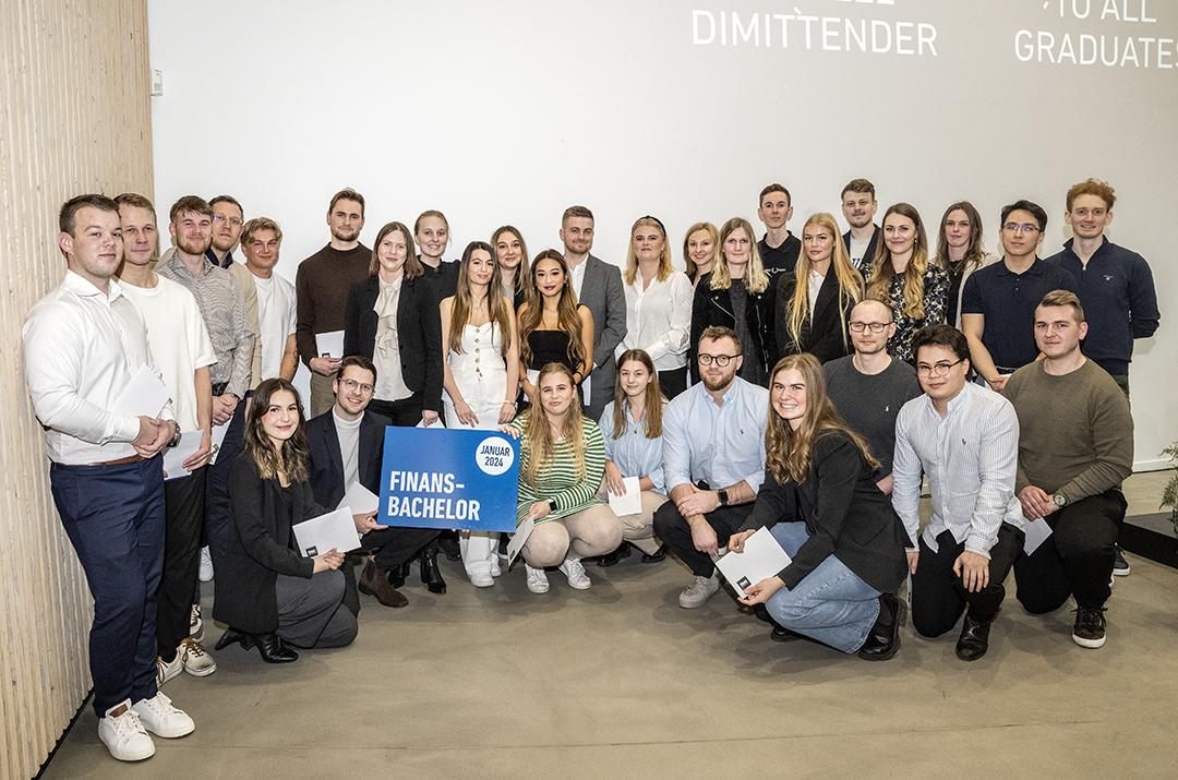 Holdfoto af Finansbachelor holdet, der dimitterede januar 2024.
