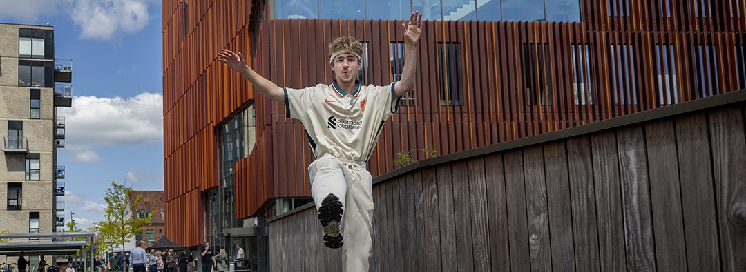 Emil elsker at skille sig ud og at få kammeraterne til at grine