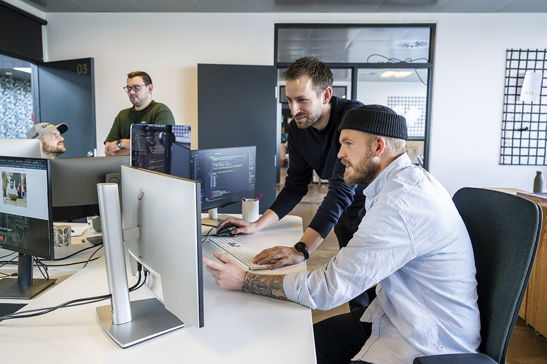 Emil Mortensen og kollega foran computer.