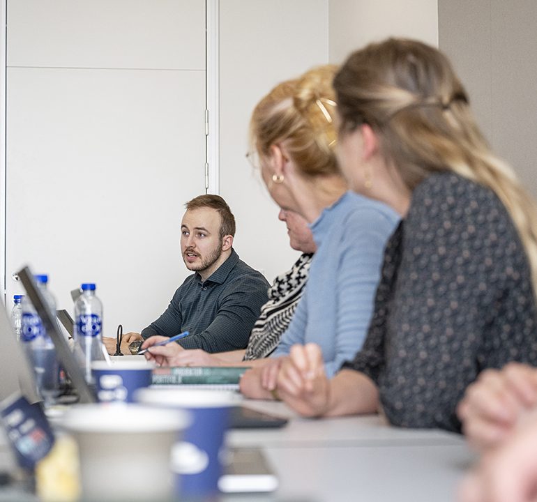 Studerende der engagerer sig i undervisningen.