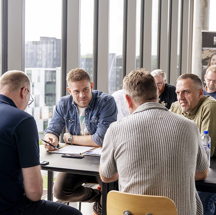 Studerende, der arbejder omkring et bord på IBA's 6. sal
