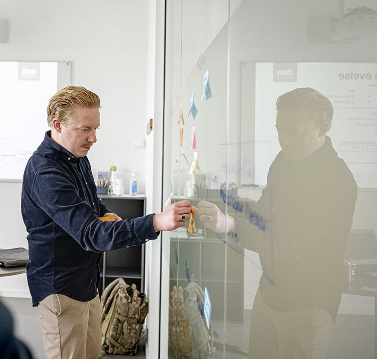 Studerende der skriver på det materede glas.
