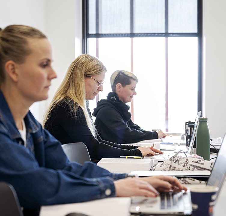 Studerende midt i at arbejde med deres computer.