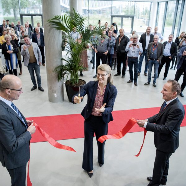 Uddannelses- og forskningsminister Ane Halsboe-Jørgensen der klipper det røde bånd.