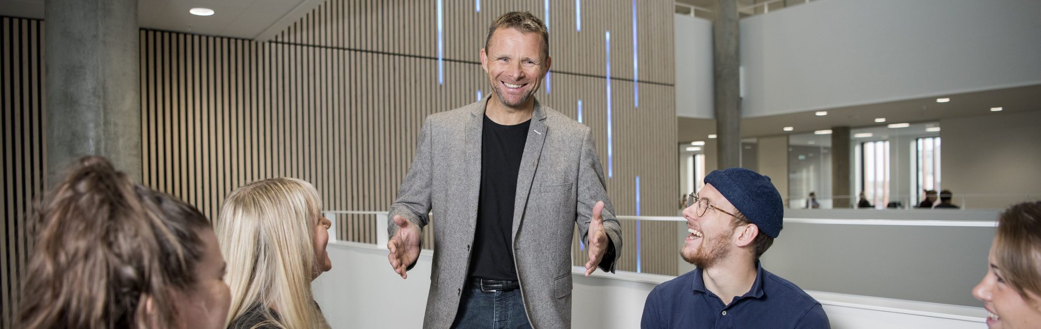 Erfarne Jon lærer fra sig
