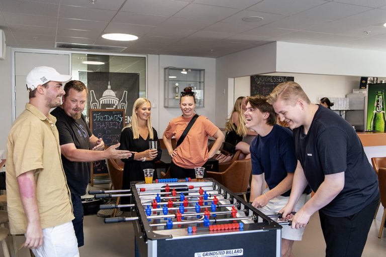 Studerende der spiller bordfodbold.