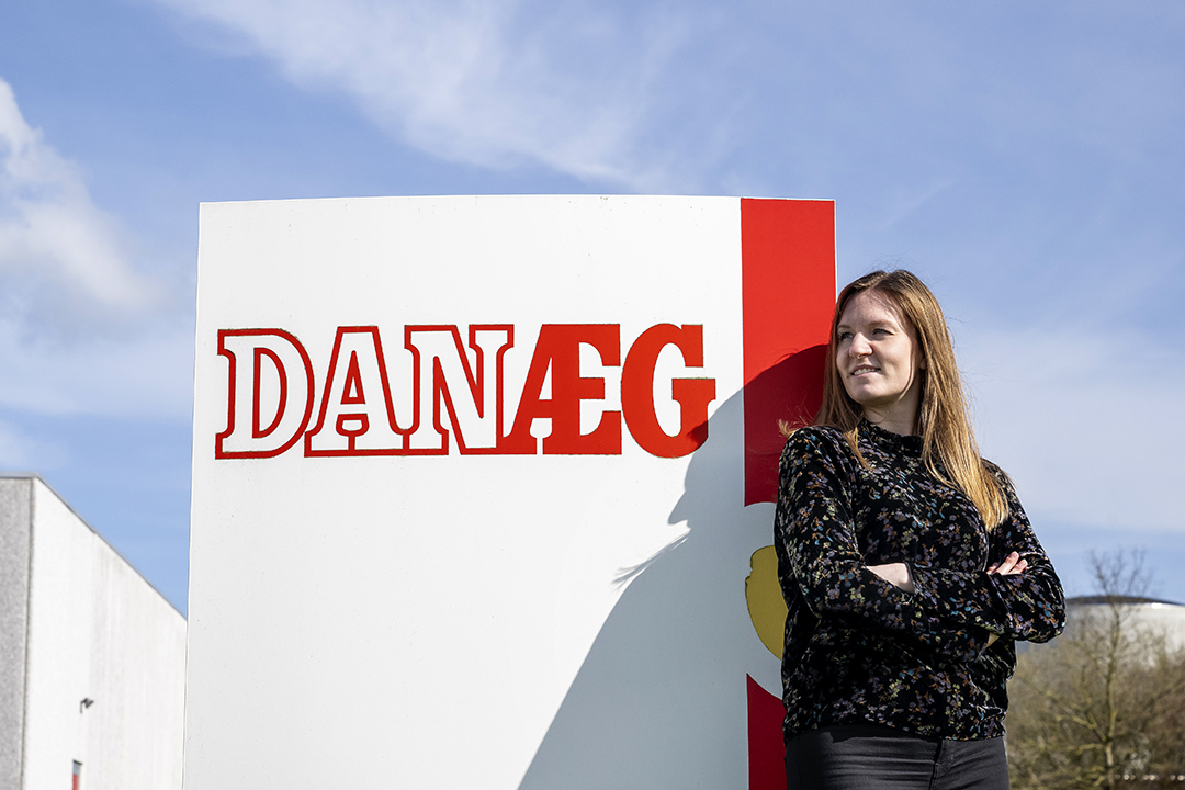 Louise Paarup foran Danæg skilt.