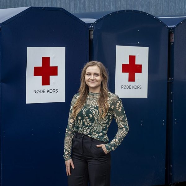 May Jensen foran Røde Kors genbrugs container
