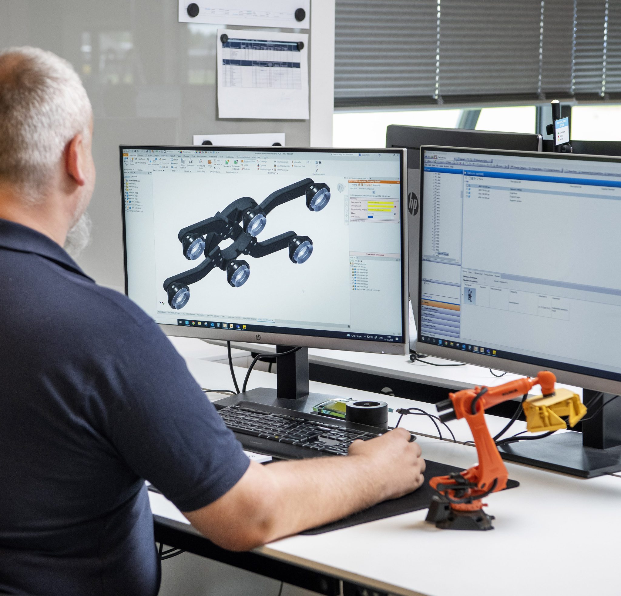 En mand der arbejder i et computerprogram