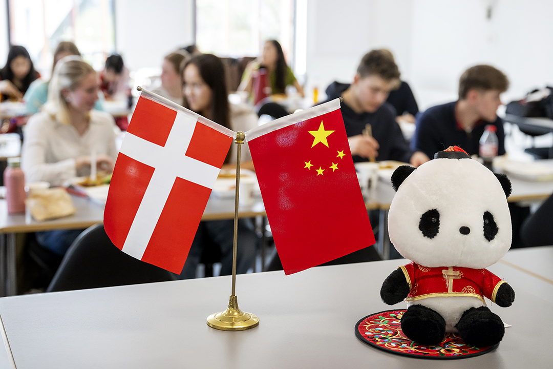 Det danske og kinesiske flag ved siden af hinanden.