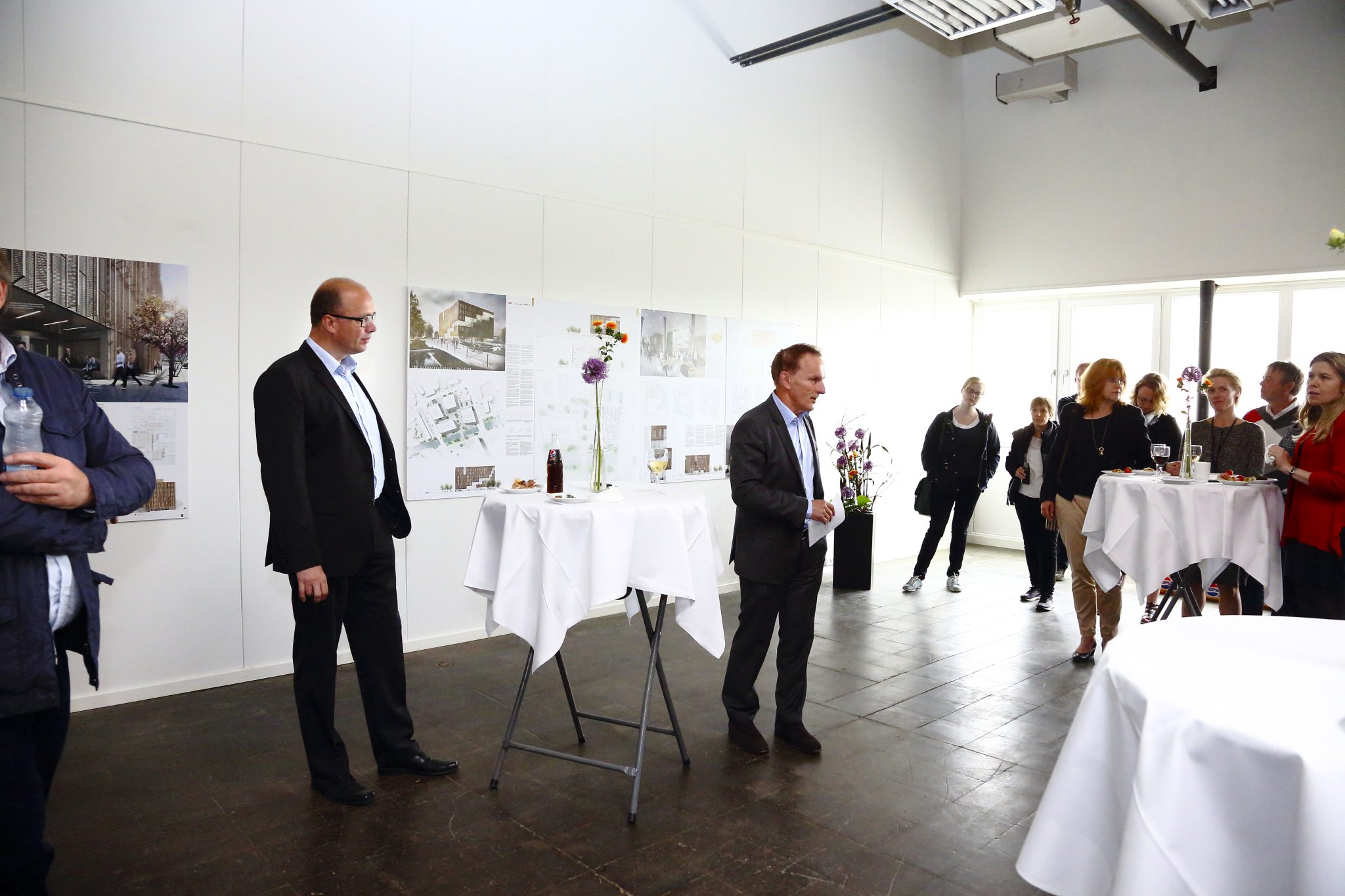 Niels Egelund og Jørn Pedersen holder tale til reception.