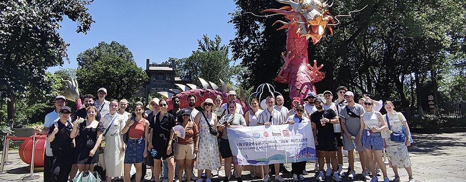 Studerende siger ’Ni Hau’ til Shanghai