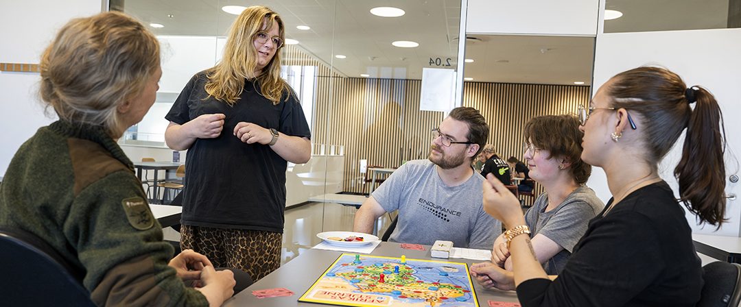 Studerende bruger velkendte brætspil i undervisningen