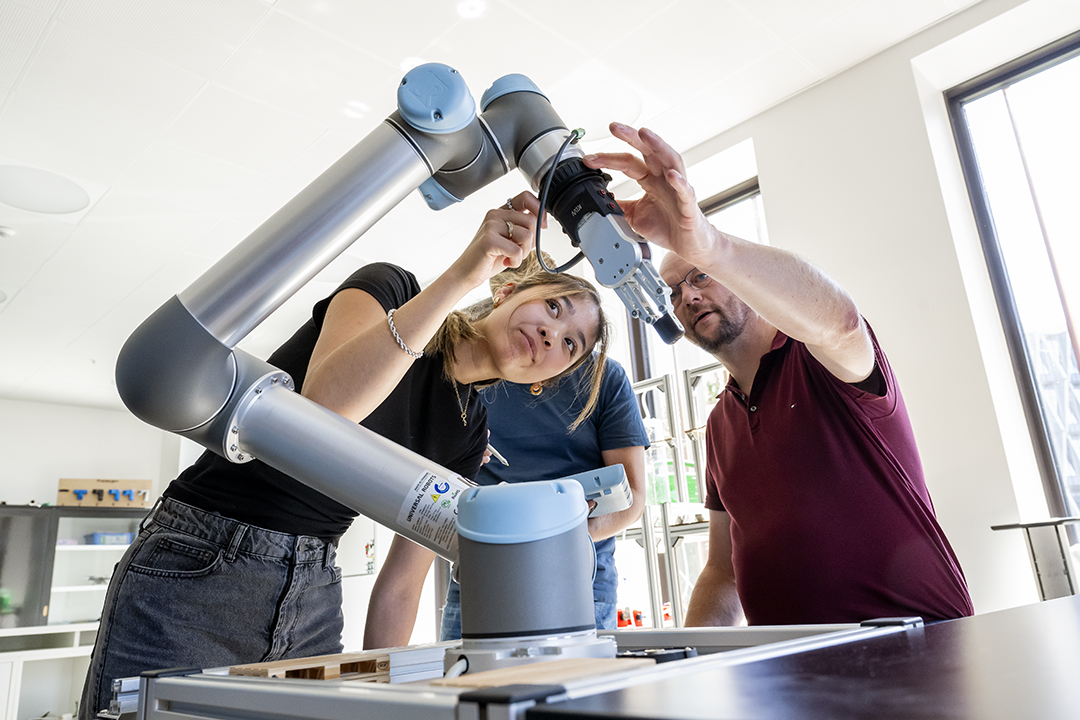 Billede af studerende og underviser i Maker Space.