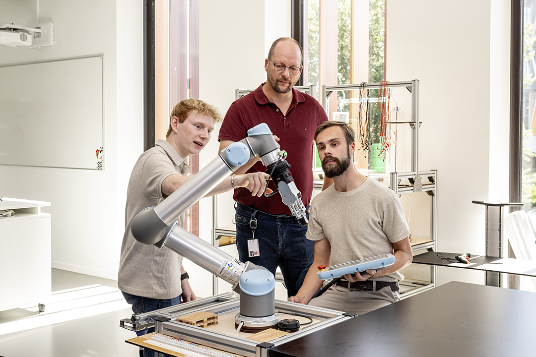Billede af studerende og underviser i Maker Space.