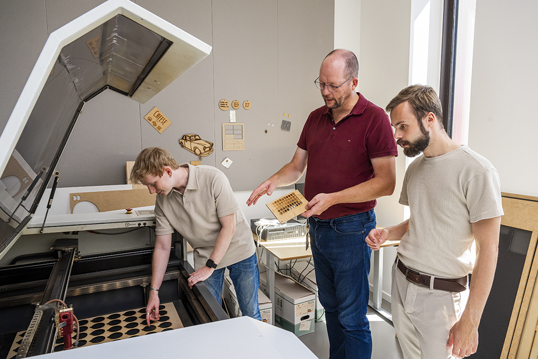 Billede af studerende og underviser i Maker Space.