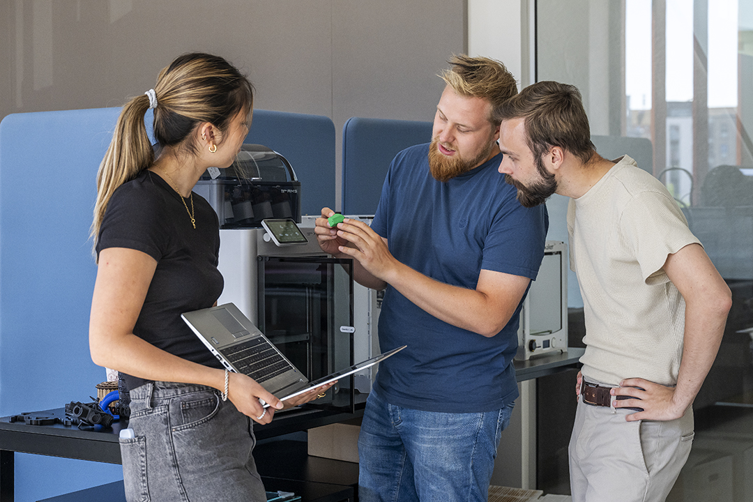 Billede af studerende og underviser i Maker Space.