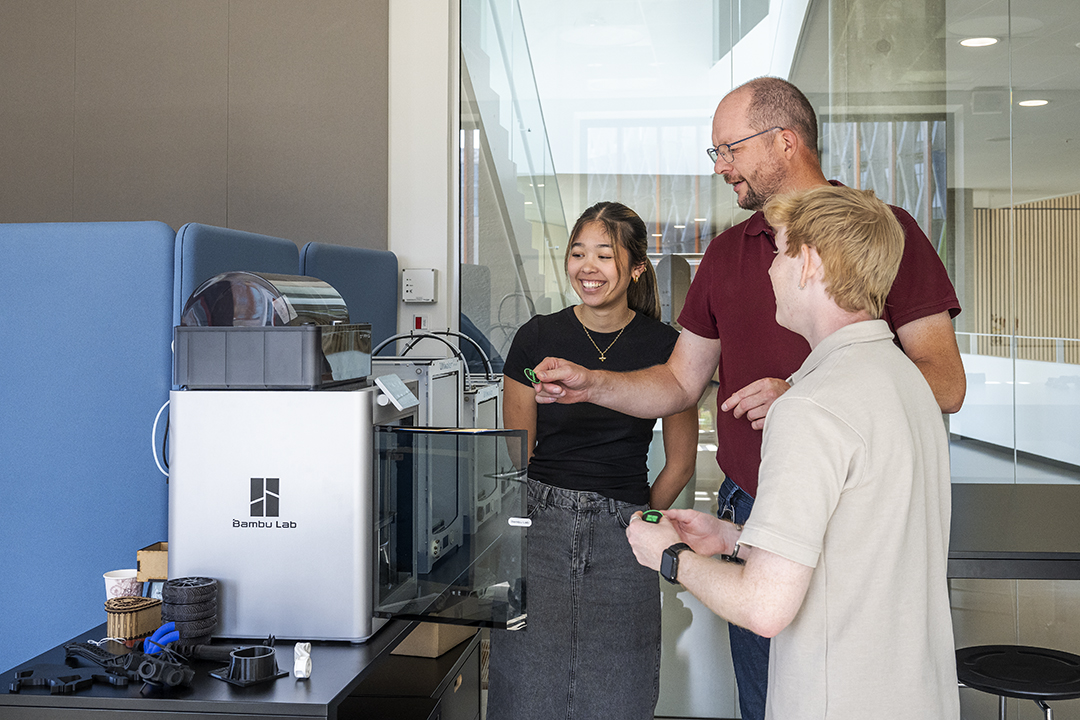 Billede af studerende og underviser i Maker Space.