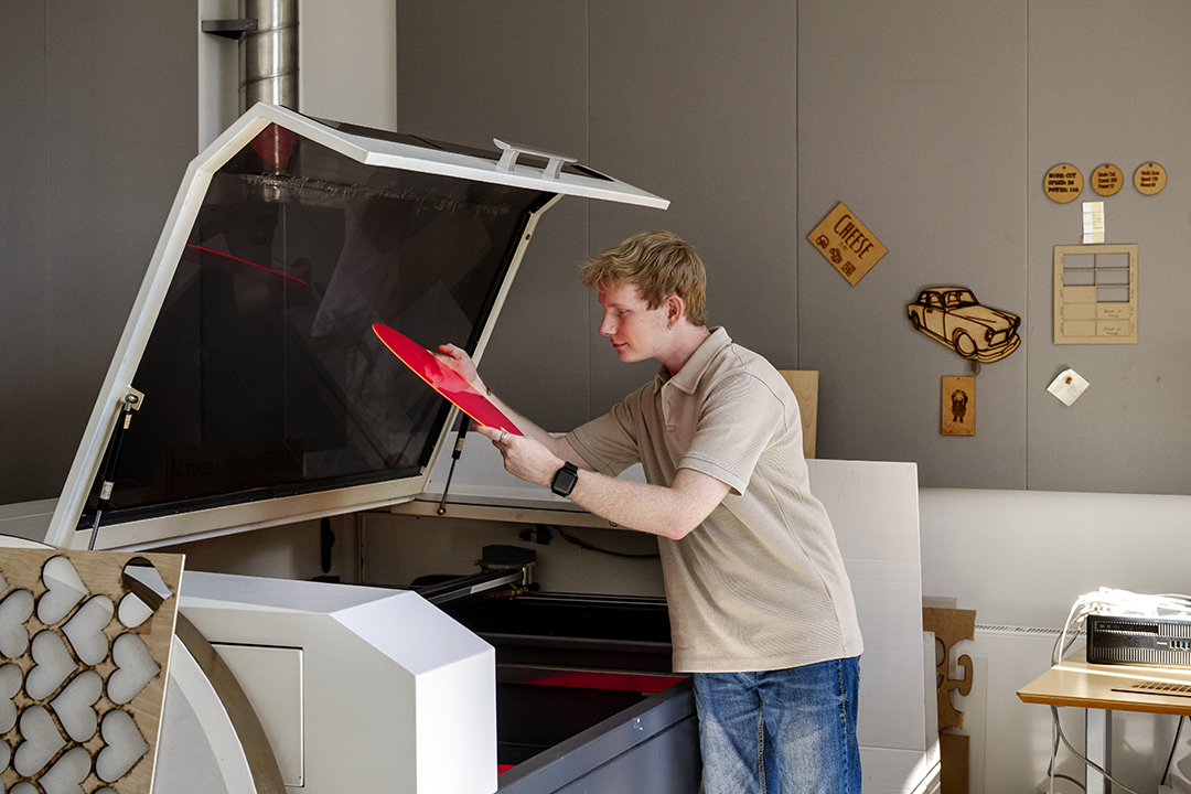 Billede af studerende i Maker Space.