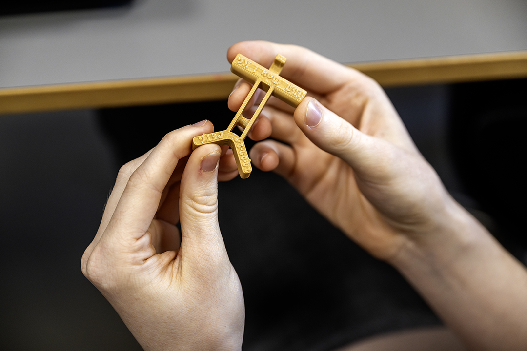 Studerende fra Produktionsteknolog og Industriel 3D-print løser opgave med plakatophæng.