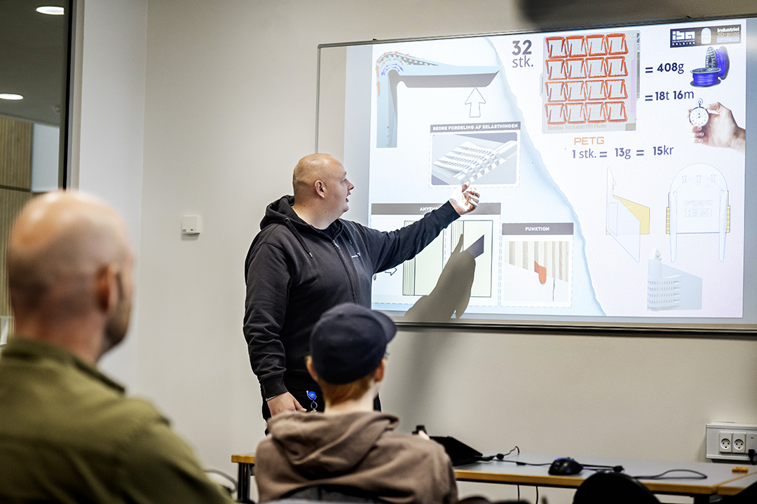 Studerende fra Produktionsteknolog og Industriel 3D-print løser opgave med plakatophæng.